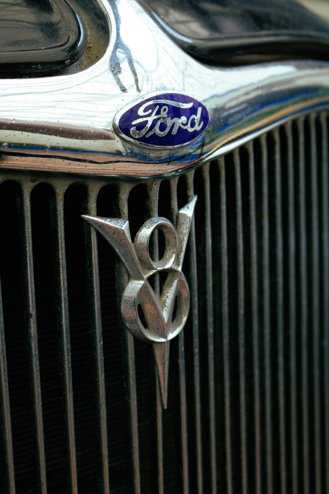 blue and silver mercedes benz emblem